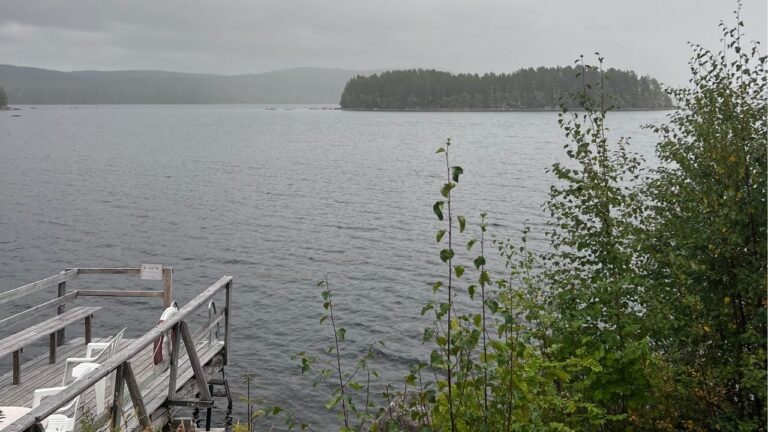 bastu med utsikt över sjö livets andra halva reflektion