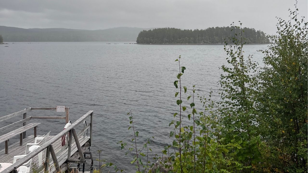 bastu med utsikt över sjö livets andra halva reflektion