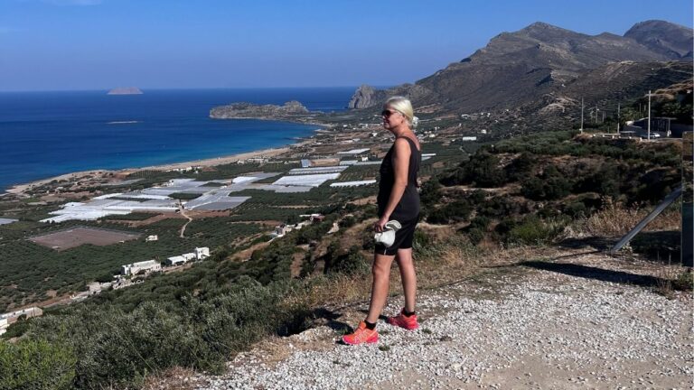 meningen med livet kicki tittar ut över havet på kreta
