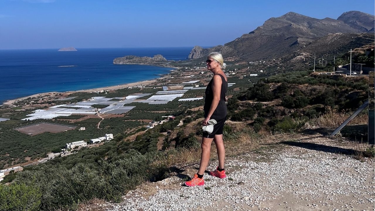 meningen med livet kicki tittar ut över havet på kreta